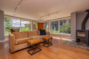 Family room - Country homes for sale and luxury real estate including horse farms and property in the Caledon and King City areas near Toronto