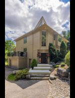 Front entrance - Country homes for sale and luxury real estate including horse farms and property in the Caledon and King City areas near Toronto