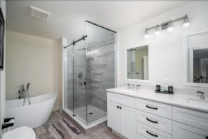 Renovated 6-piece bathroom - Country homes for sale and luxury real estate including horse farms and property in the Caledon and King City areas near Toronto