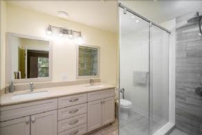 Renovated bathroom - Country homes for sale and luxury real estate including horse farms and property in the Caledon and King City areas near Toronto